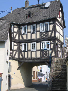 Das heutige Gemeindehaus von Filsen war früher der Wachport des Ortes.