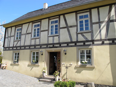 Das Günderrodehaus,  oberhalb von Oberwesel  wurde für den Film: Heimat 3 von Edgar Reitz hier aufgebaut. Ursprünglich stand das Fachwerkhaus in Seibersbach. 