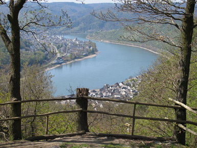 Blick vom Jakobstempel auf dem Pfählsberg auf Kamp-Bornhofen