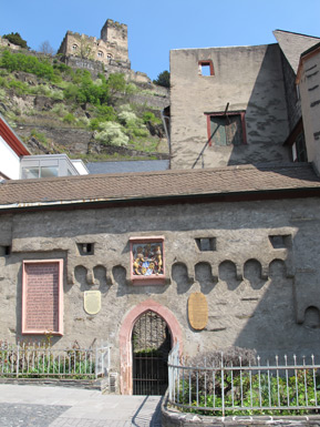 Kaub: Kurpfälzisches Amtshaus von 1485 und die Burg Gutenfels, ein Neubau aus dem 19. Jh.
