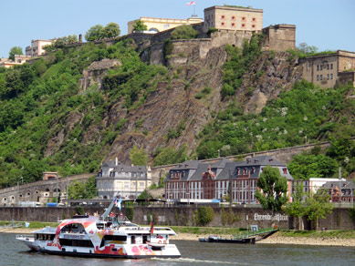 Blick vom Deutschen Eck in Koblenz auf die gegenüberliegende Rheinseite mit der