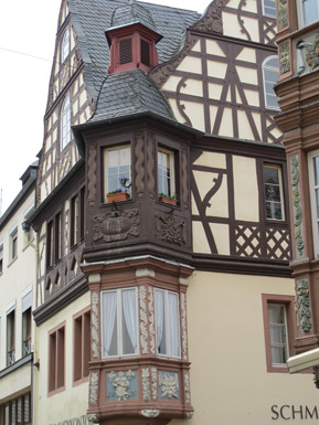 Zwischen 1689 und  1693 wurden in Koblenz 4 gegenüberliegende Eckhäuser mit Erkertürmen gebaut.