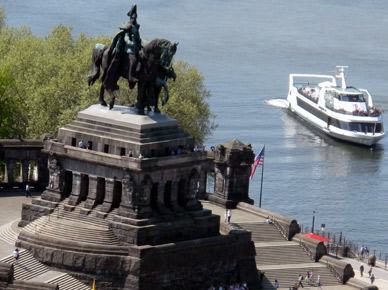 Kaiser-Wilhelm-Denkmal am Deutschen Eck in Koblenz. An dieser Stelle ist die Mündung der Mosel in den Rhein