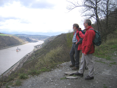 Der Rheinsteig entwickelt sich zu einem Panoramaweg. Im Hintergrund ist die Zollburg Pfalzgrafenstein und der Ort Kaub zu erkennen.
