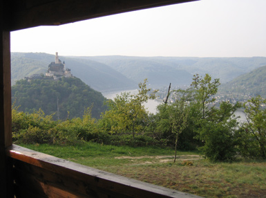 An der Schutzhütte Fladenberg weiter auf dem Nibelungensteig in Richtung Lahnstein