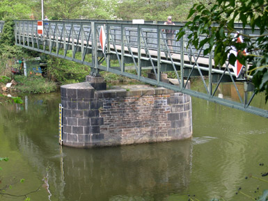 Über die Schmidtbrücke über die Lahn verläuft der Rheinsteig. Sie wurde von der Firma Schmidt AG gestiftet. 