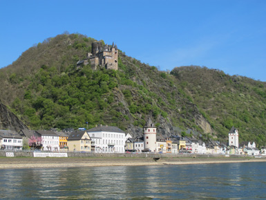 St. Goarshausen mit der Burg Katz.