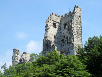 Ruine einer mittelalterlichen Burg auf dem Drachenfels. Zerstört wurde die Burg im 30-jährigen Krieg.