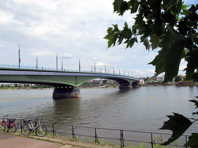 Kennedy-Brücke verbindet Beul mit Bonn