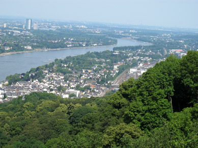 Von der Aussichtsterrasse am Drachenfels blickt man auf den Ort Königswinter.