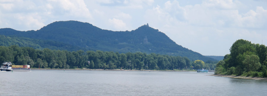 Blick vom Rheinufer in Bonn auf das Siebengebirge
