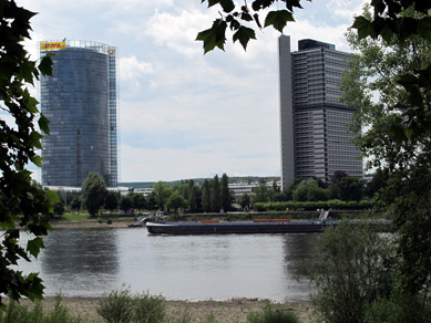 Am Rheinufer von Bonn steht links der Post Tower und rechts der Lange Eugen