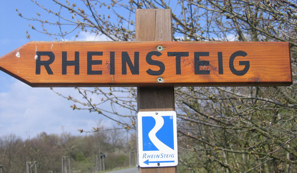 Hinweisschild zum Rheinsteig