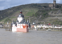 Pfalzgrafenstein - eine Zollburg auf einer Insel vor Kaub am Rhein und der Burg Gutenfels