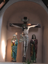 Kreuzigungsgruppe mit Christus am Kreuz, Maria und Johannes. Erschaffen wohl im 15. Jahrhundert