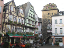 Altstadt von Linz; aufgrund der farbigen Fachwerkhäuser wird sie auch BUNTE STADT AM RHEIN genannt