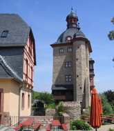  Von Wasser umgebende Wohnturm vom Schloss Vollrads