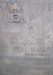 Willy Brandt Gedenktafel vor dem Rathaus von Unkel