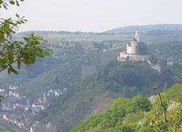 Die Marksburg oberhalb von Braubach am Rhein