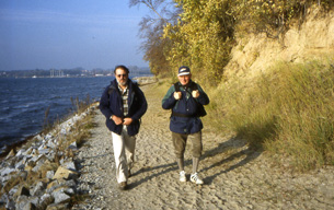 Klaus und Kurt auf dem Uferweg entlang der Boddenlandschaft Rügens
