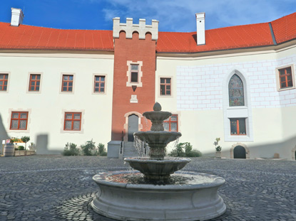 Kleine Karpaten: der Schlosshof vom Schloss Pezinok