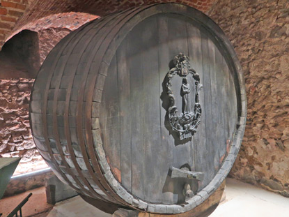 Kleine Karpaten. Weinfass im Keller vom Schloss Pezinok