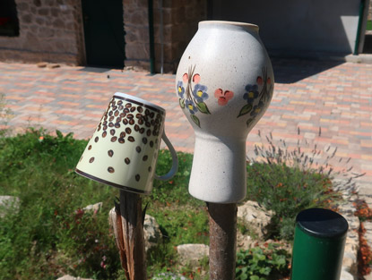 Kleine Karpaten: Häufig wird der Gartenzaun mit Vasen und Tassen verziert