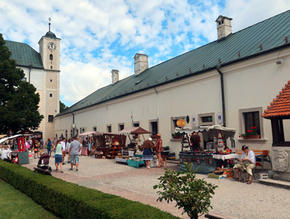 Kleine Karpaten. In der Vorburg der Bibersburg fand ein Markt / Flohmarkt statt