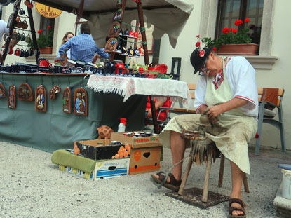Kleine Karpateen: Markt in der Vorburg der Bibersburg: Töpfer bei der Arbeit
