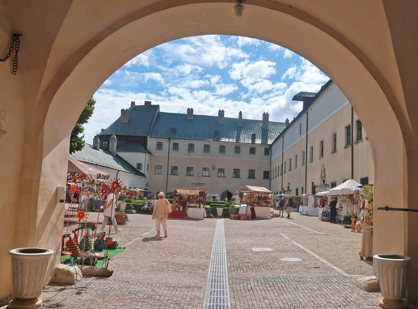 Kleine Karpaten: Ferilichtmarkt in der Vorburg der Bibersburg