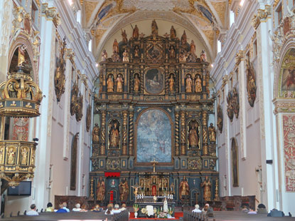 Kleine Karapten: Johanns des Täufers Kathedrale hat einen 20 m hohen und 15 m breiten Hauptaltar von 1640 und ist aus massivem Holz