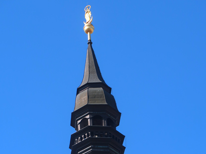 Kleine Karoaten: Turmspitze des Stadtturms von Trnava