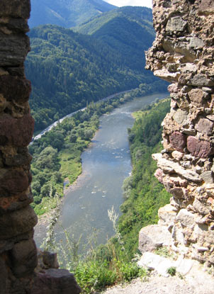 Die Star hrad (Alte Burg)  aus dem 13. Jh. befindet sich auf einem Felsen am Nordufer der Vh (Waag) im Mala Fatra Gebirge. 