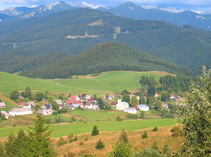 Unser Tagesziel, der Ort Veľké Borové, liegt zu unseren Füßen. Im Hintergrund, die Západné Tatry (West - Tatra).
