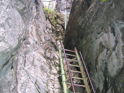Durch die Klamm Prosiecka dolina führt ein 3,5 km langer Wanderweg, der durch Leitern und auch Ketten gesichert ist.