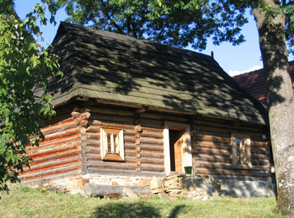 Der Ort Veľké Borové besteht überwiegend aus Holzhäusern. Man sieht nur Kinder und ältere Menschen. 