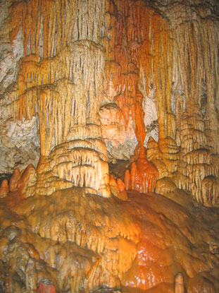 In der Demänováer Freiheitshöhle sind Tropfsteine mit gelber, rosa oder roter Färbung. 