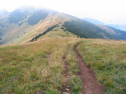 ber smtliche Berggipfel der Mala Fatra in der Slowakei verluft der Bergwanderweg E3. 