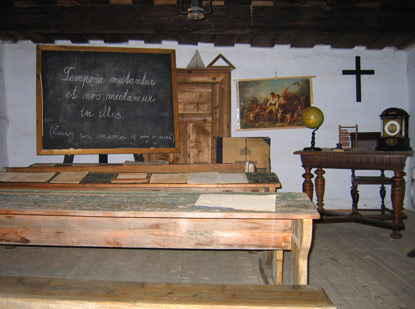 Zu sehen ist im oravskej dediny auch eine alte Schule mit Klassenzimmer 
