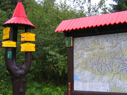 Der 70 km lange Wanderweg Tatranská magistrála umrundet in der Slowakei die West und Hohe Tatra. Beginn beim Hotel Mních (Mönch).