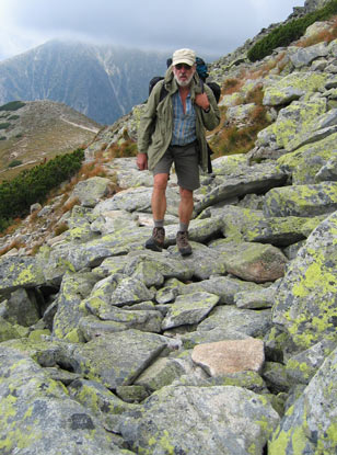 Hohe Tatra In diesem Abschnitt der Tatranská magistrála wandert man auf Steinplatten. Aufnahme entstand kurz vor dem Bergsee Batizovské pleso. 