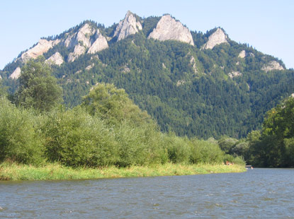 Die Floßfahrt auf dem Dunajec (Dunajetz) geht vorbei an der Felsenwand Trzy Korony (Drei Kronenberg) 