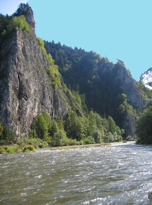 Piennen: Der Fluss Dunajec (Dunajetz) geht an der mächtigen Steilwand des 772 m hohen Czertezik vorbei. 