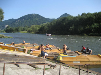 Pieninen: Beim  Červený Kláštor (Rotes Kloster) werden auf slowakischer Seite die Boote für eine Floßfahrt auf dem Fluss Dunajec (Dunajetz) zusammengebaut