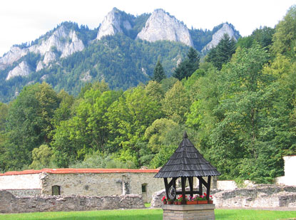Vom Červený Kláštor (Rotem Kloster) blickt man auf den  markanten Trzy Korony (Drei Kronenberg) in Polen
