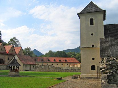 Das Červený Kláštor wird deshalb Rotes Kloster genannt, weil seine Dächer rot gedeckt sind. 