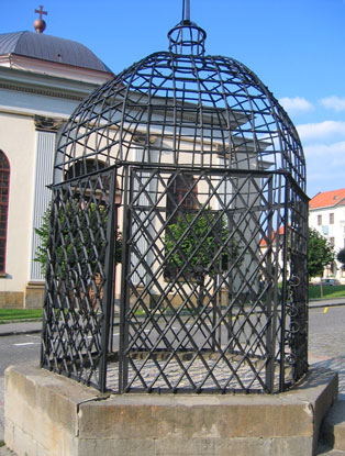 Leutschau: Der Schandkäfig aus dem 16. Jh. in Levoča (Leutschau). Hier wurden Frauen nach kleinen Vergehen 24 Stunden zur Schau gestellt.
