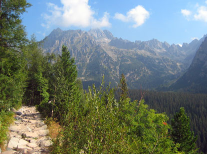 Hohe Tatra: Nur wenige Meter vor dem Popradské pleso (Poppersee) dieser Blick auf die Berge der Hohen Tatra.