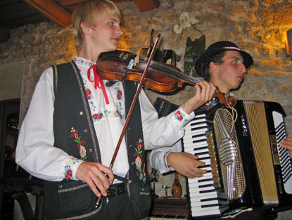Goralenmusiker in einem Lokal in Vyšné Ružbachy (Oberrauschenbach) 