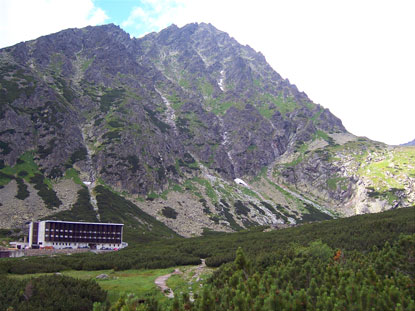 Hohe Tatra: Blick zurück auf das 4 Sterne Berghotel am Fuße der Gerlachovský štít  (Gerlsdorfer Spitze)